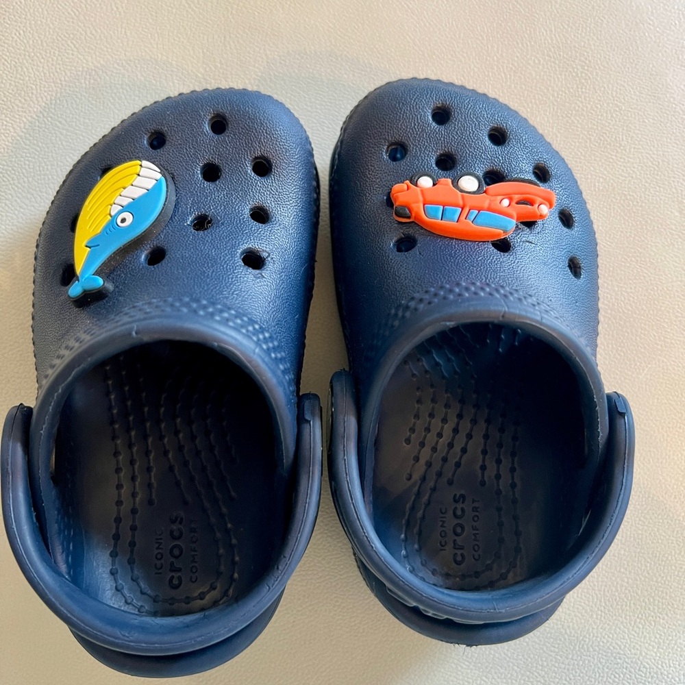 CROCS Toddler Navy Clogs with Whale and Plane Charms size 4